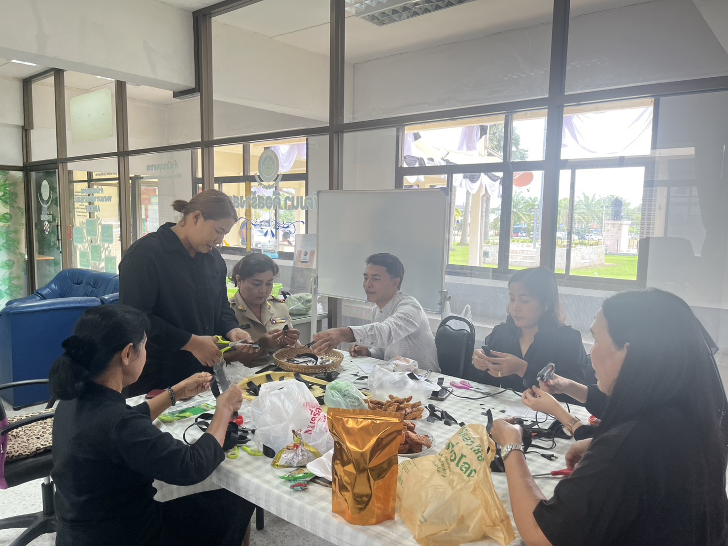 สพอ.ปลายพระยา ร่วมกับเครือข่ายสตรีอำเภอปลายพระยา จัดกิจกรรม ประดิษฐ์ริบบิ้นสีดำถวายความอาลัยแด่สมเด็จพระนางเจ้าสิริกิติ์ พระบรมราชินีนาถ พระบรมราชชนนีพันปีหลวง