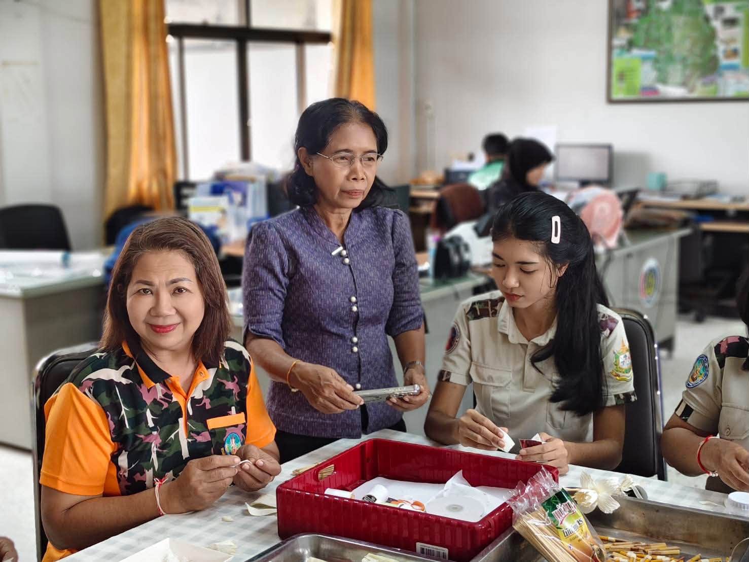  สพอ.ปลายพระยา ร่วมกับหน่วยงานในพื้นที่ ประดิษฐ์ดอกไม้จันทน์ด้วยพลังจิตอาส