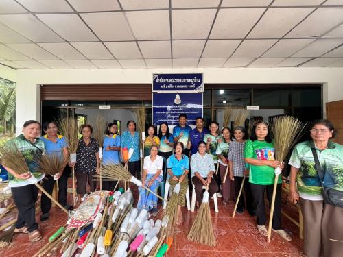 สพอ.ปลายพระยา ดำเนินโครงการสนับสนุนการขับเคลื่อนกิจกรรมตามแผนพัฒนาตำบล"โครงการหัตถกรรมจากทางปาล์ม ฝึกอาชีพการทำไม้กวาดจากก้านปาล์ม"